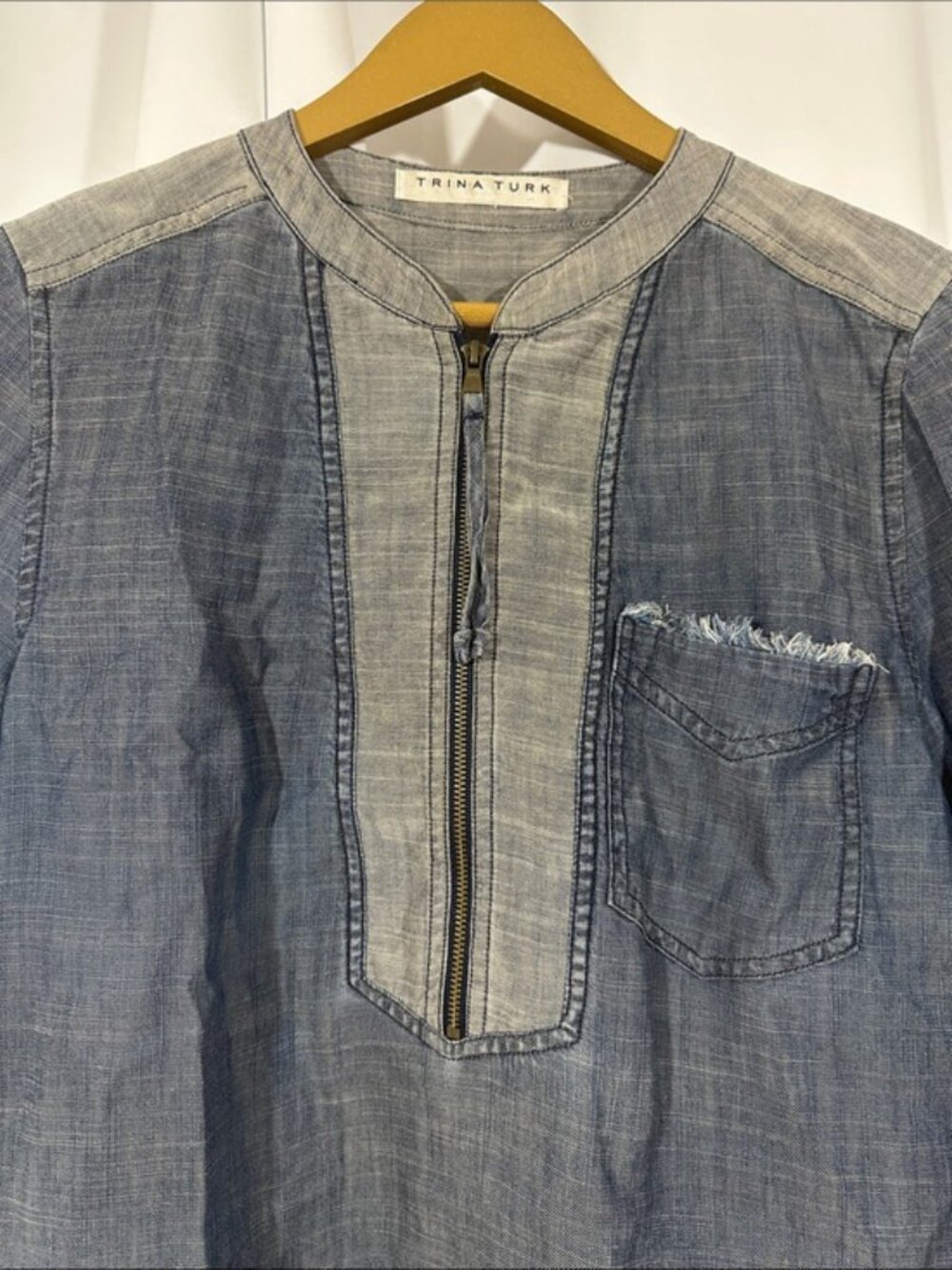 Trina Turk Chambray Top Size M Lyocell Linen Frayed Hem Half Zip Blouse - Picture 4 of 9